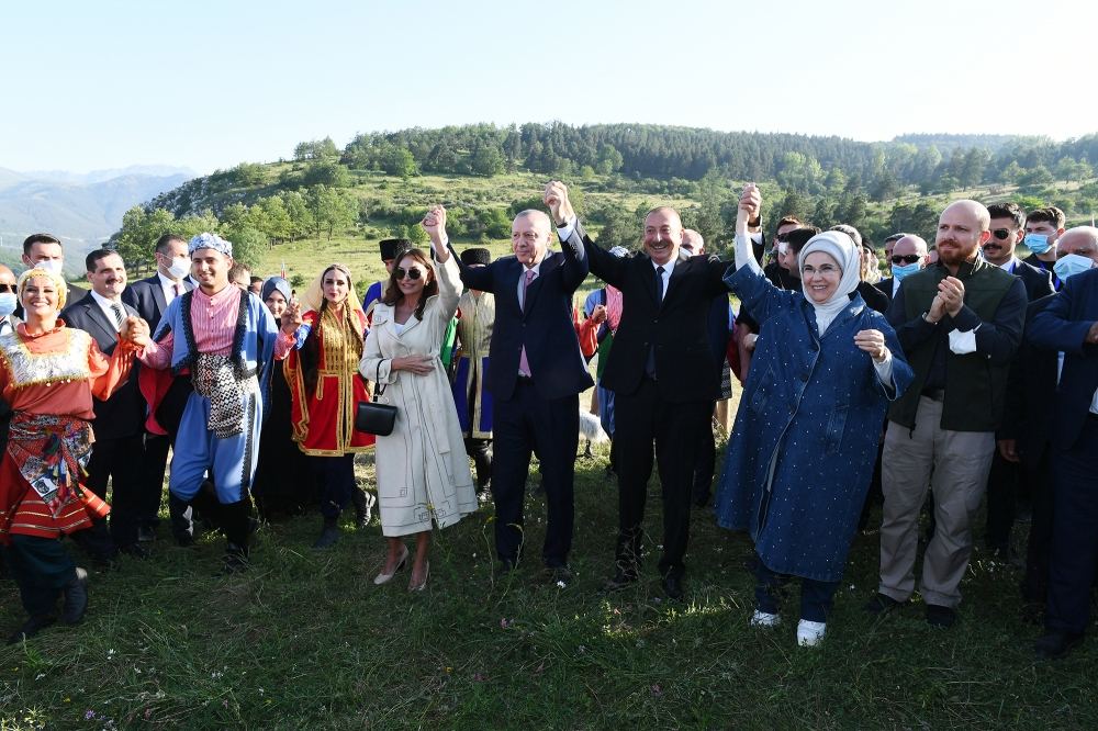 Azərbaycan və Türkiyə Prezidentləri xanımları ilə birlikdə Heydər Əliyev Fondunun təşkil etdiyi “Musiqi irsi və Qarabağ atları Cıdır düzündə” adlı kompozisiyanın təqdimatında iştirak ediblər (FOTO/VİDEO)