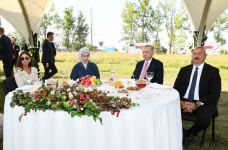 Azərbaycan və Türkiyə Prezidentləri xanımları ilə birlikdə Heydər Əliyev Fondunun təşkil etdiyi “Musiqi irsi və Qarabağ atları Cıdır düzündə” adlı kompozisiyanın təqdimatında iştirak ediblər (FOTO/VİDEO)