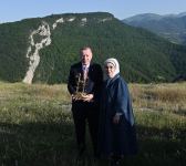 Azərbaycan və Türkiyə Prezidentləri xanımları ilə birlikdə Heydər Əliyev Fondunun təşkil etdiyi “Musiqi irsi və Qarabağ atları Cıdır düzündə” adlı kompozisiyanın təqdimatında iştirak ediblər (FOTO/VİDEO)