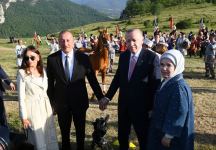 Azərbaycan və Türkiyə Prezidentləri xanımları ilə birlikdə Heydər Əliyev Fondunun təşkil etdiyi “Musiqi irsi və Qarabağ atları Cıdır düzündə” adlı kompozisiyanın təqdimatında iştirak ediblər (FOTO/VİDEO)