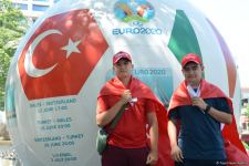 Bakıda azarkeşlər Türkiyənin oyununu gözləyir (FOTOSESSİYA)