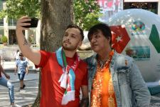 Bakıda azarkeşlər Türkiyənin oyununu gözləyir (FOTOSESSİYA)