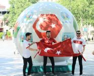 Bakıda azarkeşlər Türkiyənin oyununu gözləyir (FOTOSESSİYA)