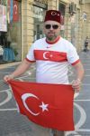 Bakıda azarkeşlər Türkiyənin oyununu gözləyir (FOTOSESSİYA)