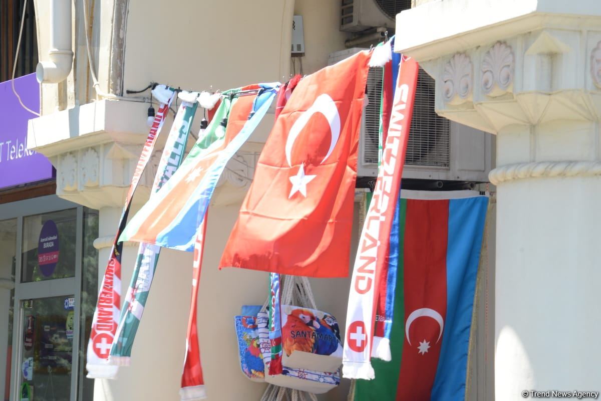 Bakıda azarkeşlər Türkiyənin oyununu gözləyir (FOTOSESSİYA)