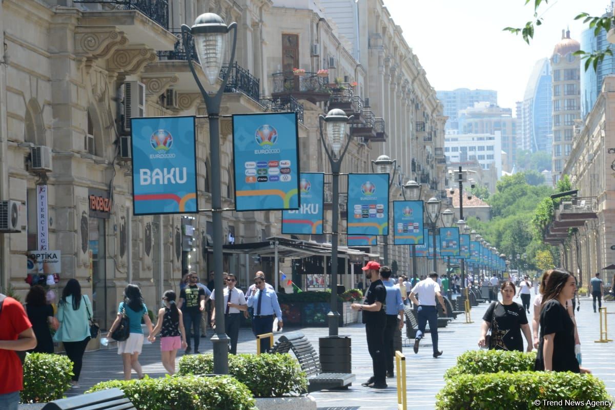Bakıda azarkeşlər Türkiyənin oyununu gözləyir (FOTOSESSİYA)