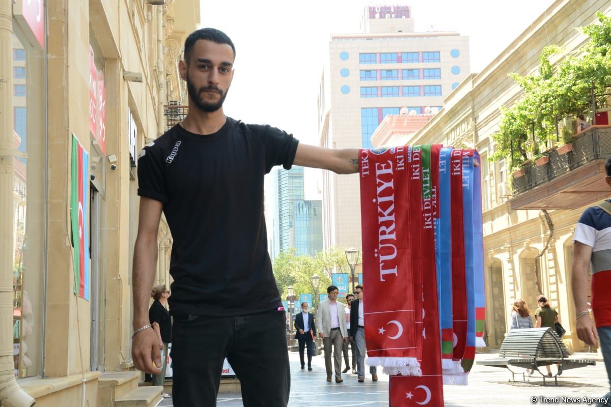 Bakıda azarkeşlər Türkiyənin oyununu gözləyir (FOTOSESSİYA)