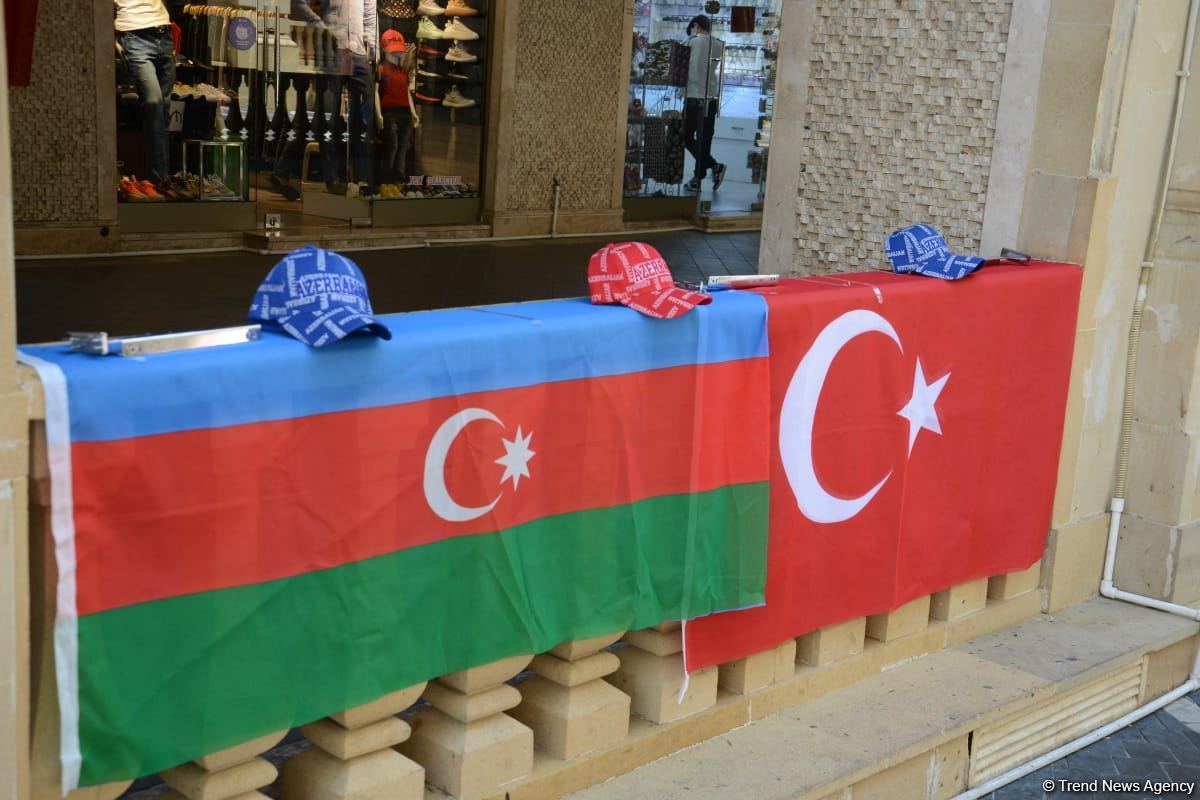 Bakıda azarkeşlər Türkiyənin oyununu gözləyir (FOTOSESSİYA)