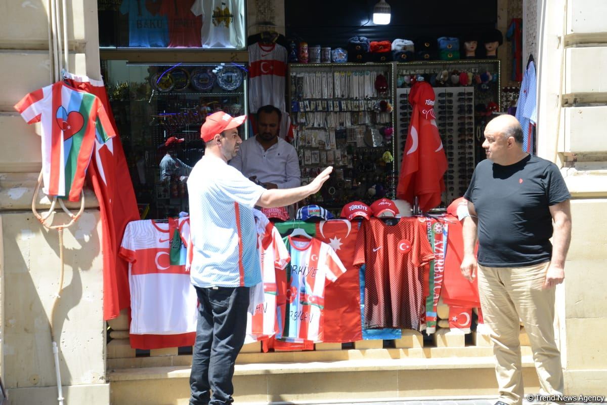 Bakıda azarkeşlər Türkiyənin oyununu gözləyir (FOTOSESSİYA)