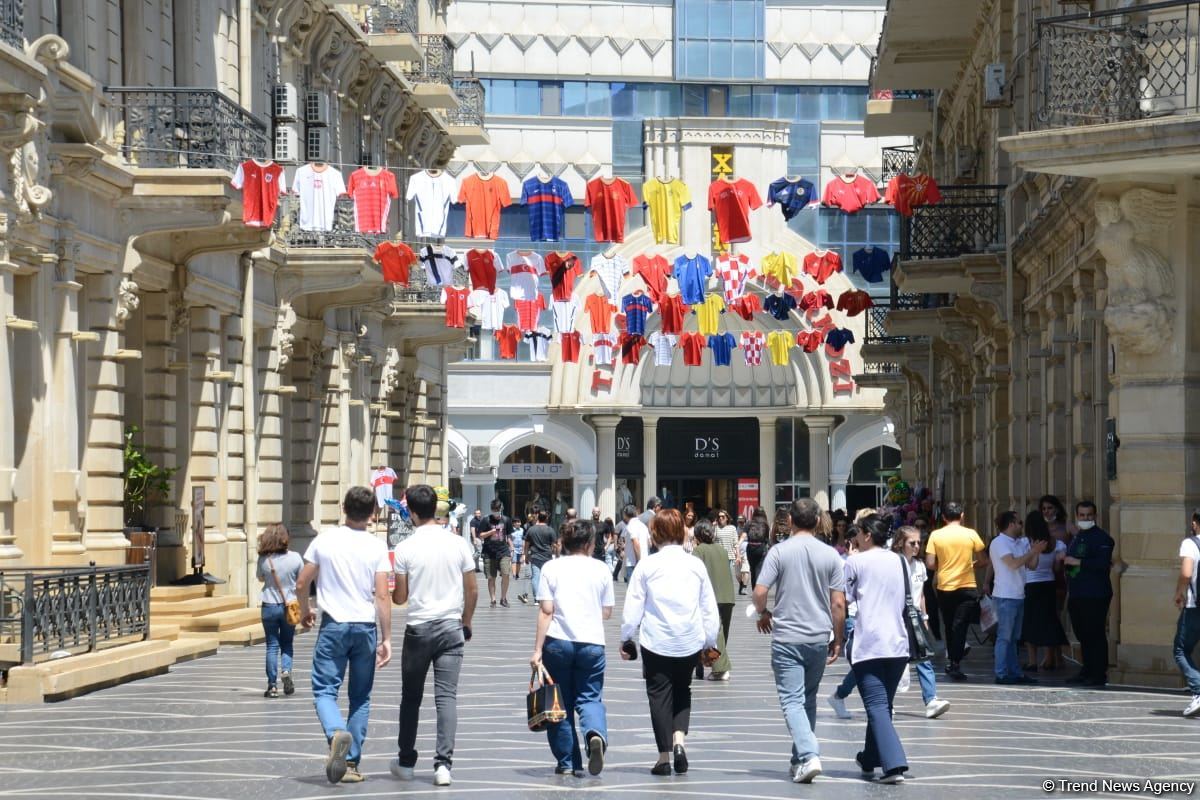 Bakıda azarkeşlər Türkiyənin oyununu gözləyir (FOTOSESSİYA)