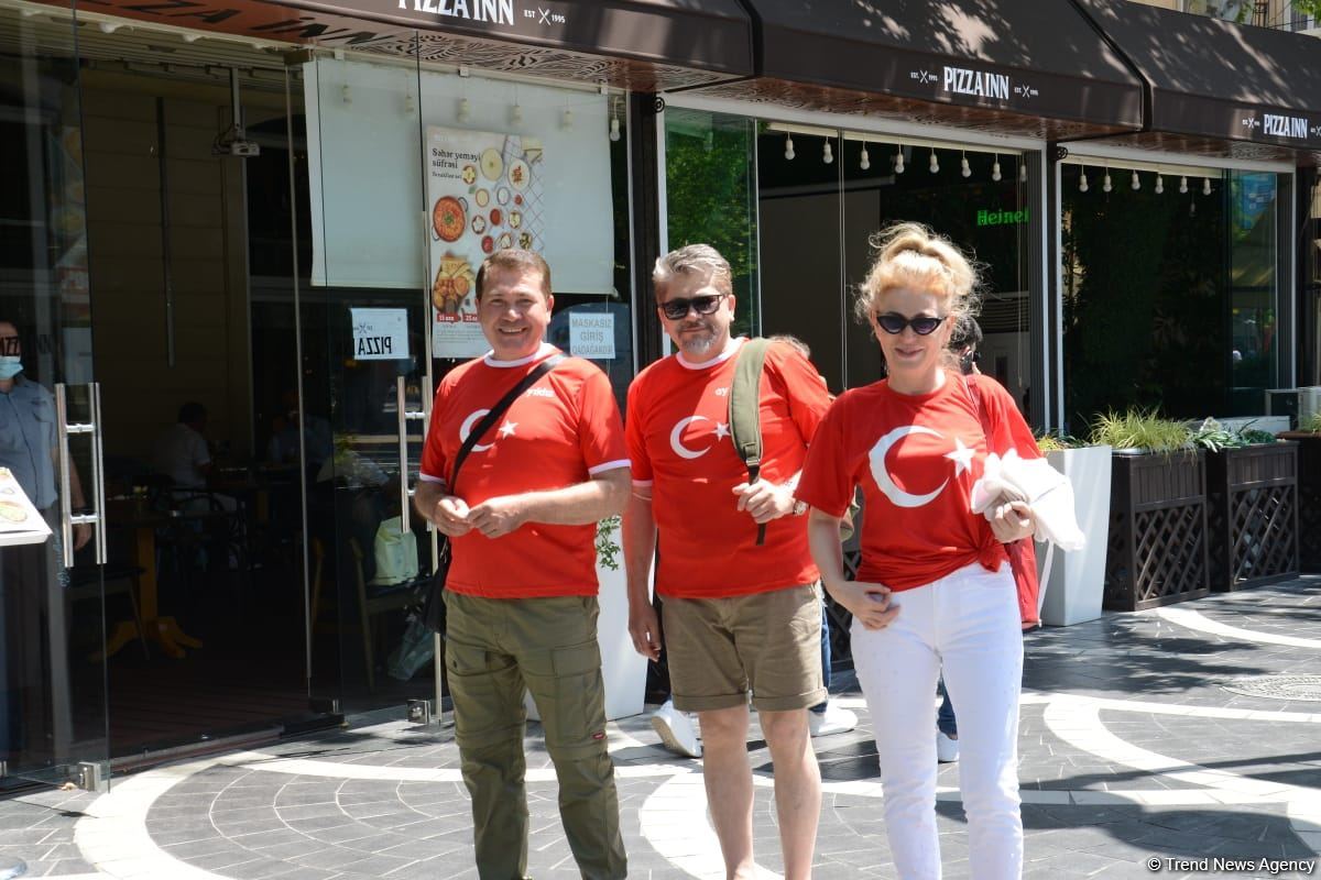 Bakıda azarkeşlər Türkiyənin oyununu gözləyir (FOTOSESSİYA)