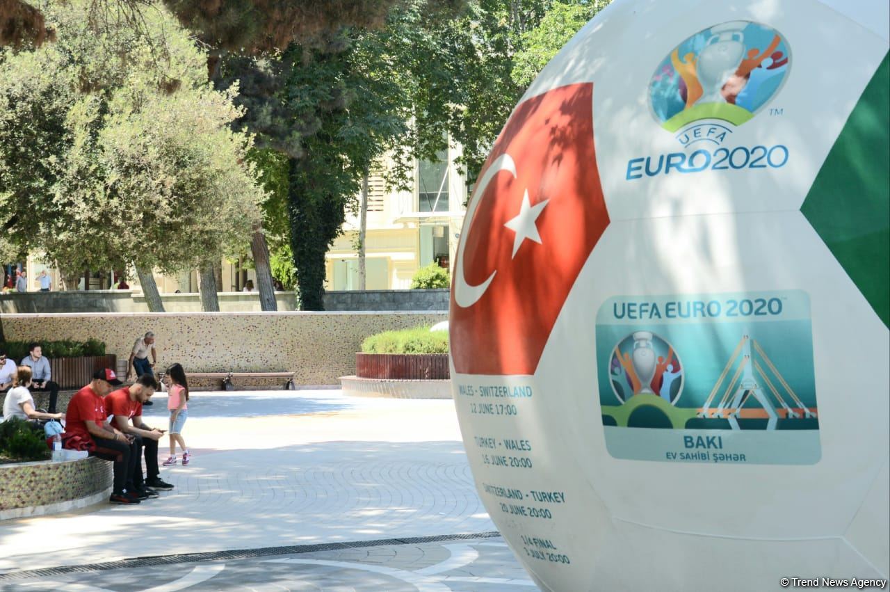 Bakıda azarkeşlər Türkiyənin oyununu gözləyir (FOTOSESSİYA)