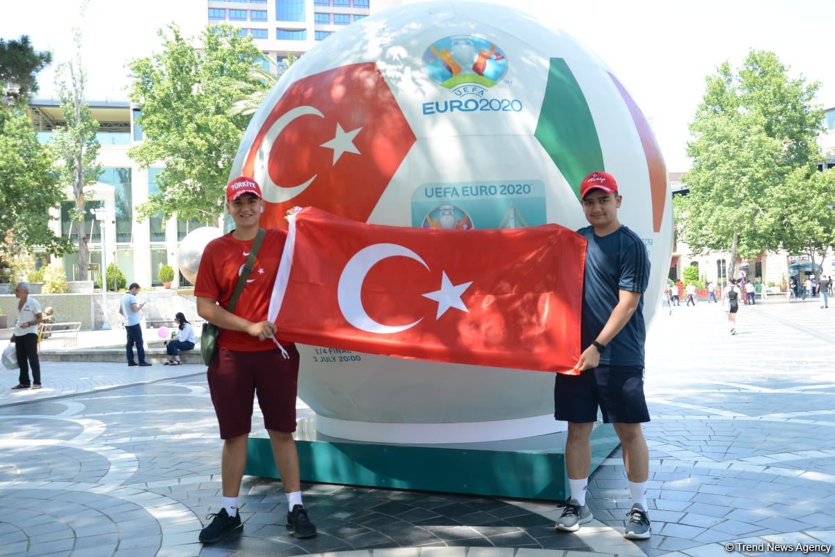 Bakıda azarkeşlər Türkiyənin oyununu gözləyir (FOTOSESSİYA)