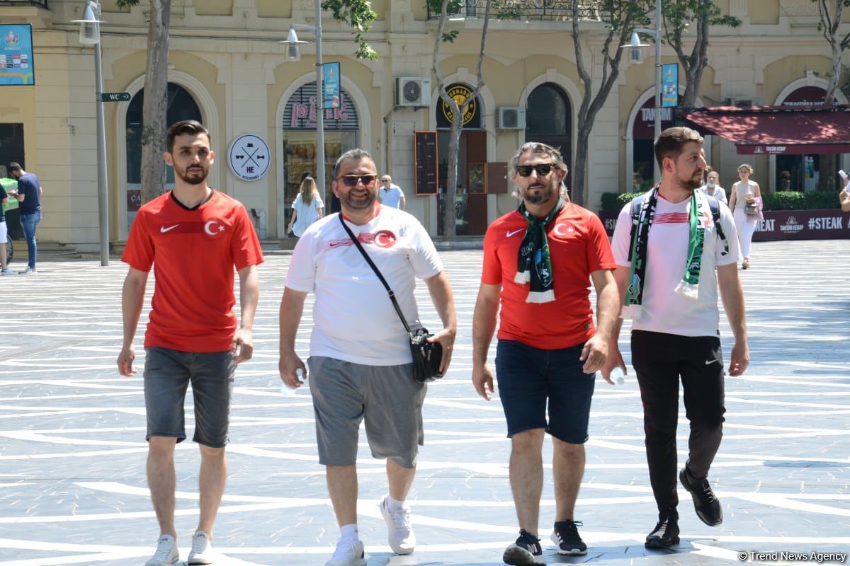 Bakıda azarkeşlər Türkiyənin oyununu gözləyir (FOTOSESSİYA)
