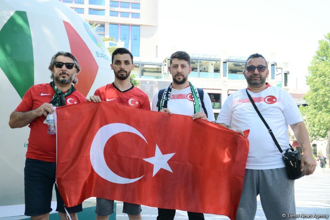 Bakıda azarkeşlər Türkiyənin oyununu gözləyir (FOTOSESSİYA)