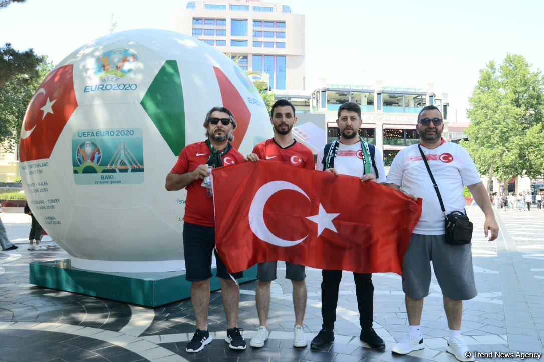 Bakıda azarkeşlər Türkiyənin oyununu gözləyir (FOTOSESSİYA)