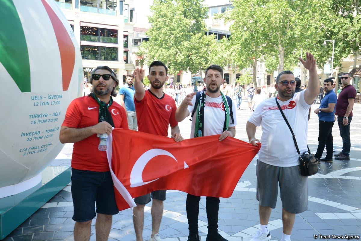 Bakıda azarkeşlər Türkiyənin oyununu gözləyir (FOTOSESSİYA)