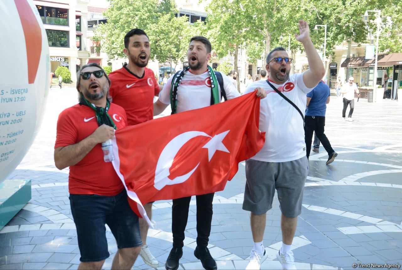 Bakıda azarkeşlər Türkiyənin oyununu gözləyir (FOTOSESSİYA)
