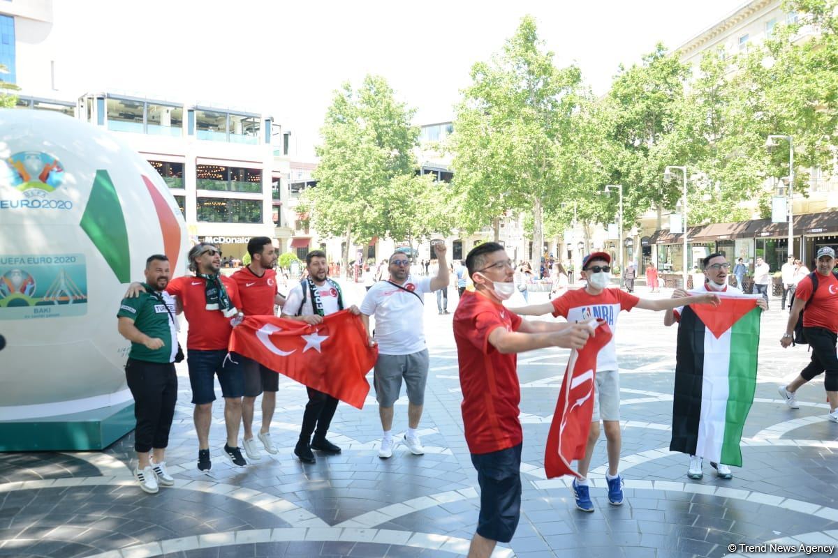 Bakıda azarkeşlər Türkiyənin oyununu gözləyir (FOTOSESSİYA)