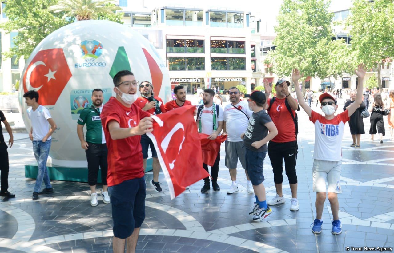 Bakıda azarkeşlər Türkiyənin oyununu gözləyir (FOTOSESSİYA)