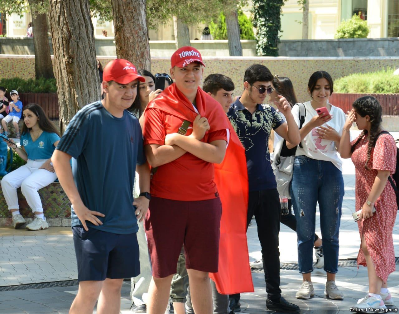 Bakıda azarkeşlər Türkiyənin oyununu gözləyir (FOTOSESSİYA)