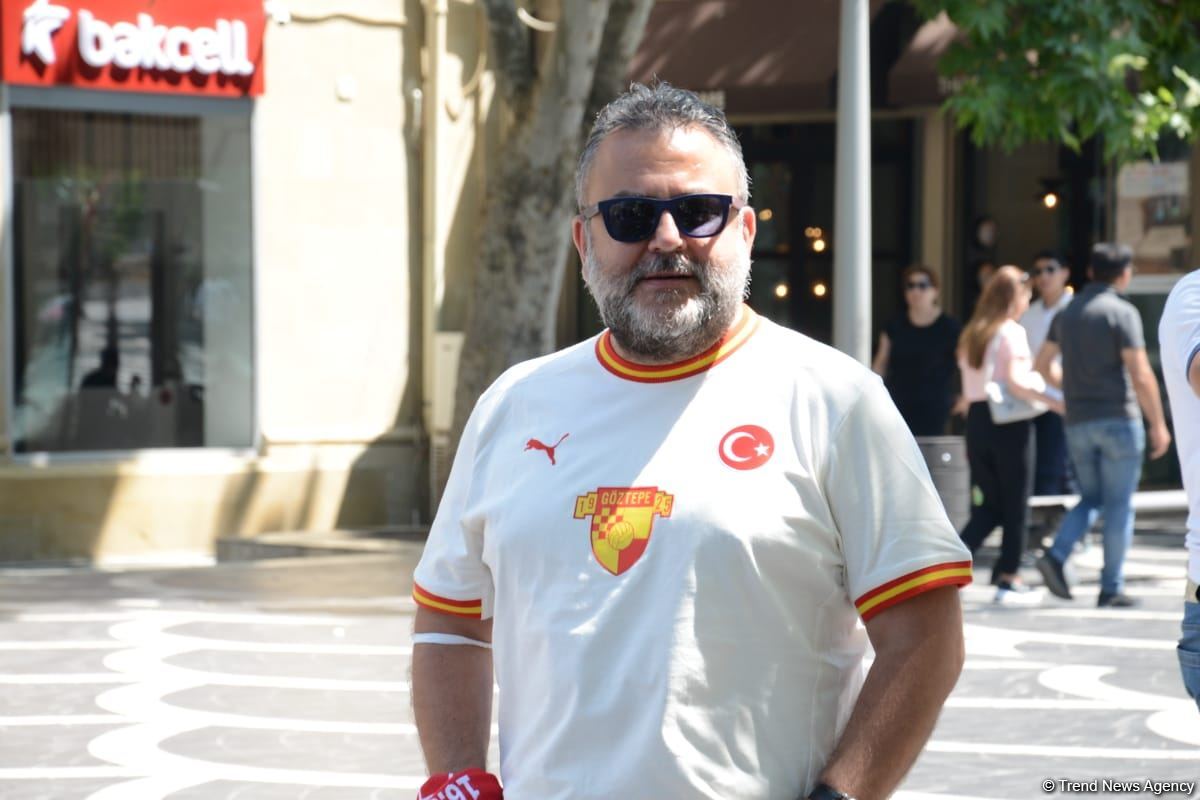 Bakıda azarkeşlər Türkiyənin oyununu gözləyir (FOTOSESSİYA)