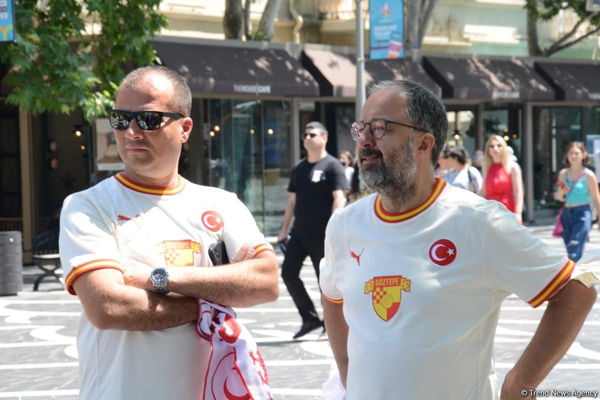 Bakıda azarkeşlər Türkiyənin oyununu gözləyir (FOTOSESSİYA)