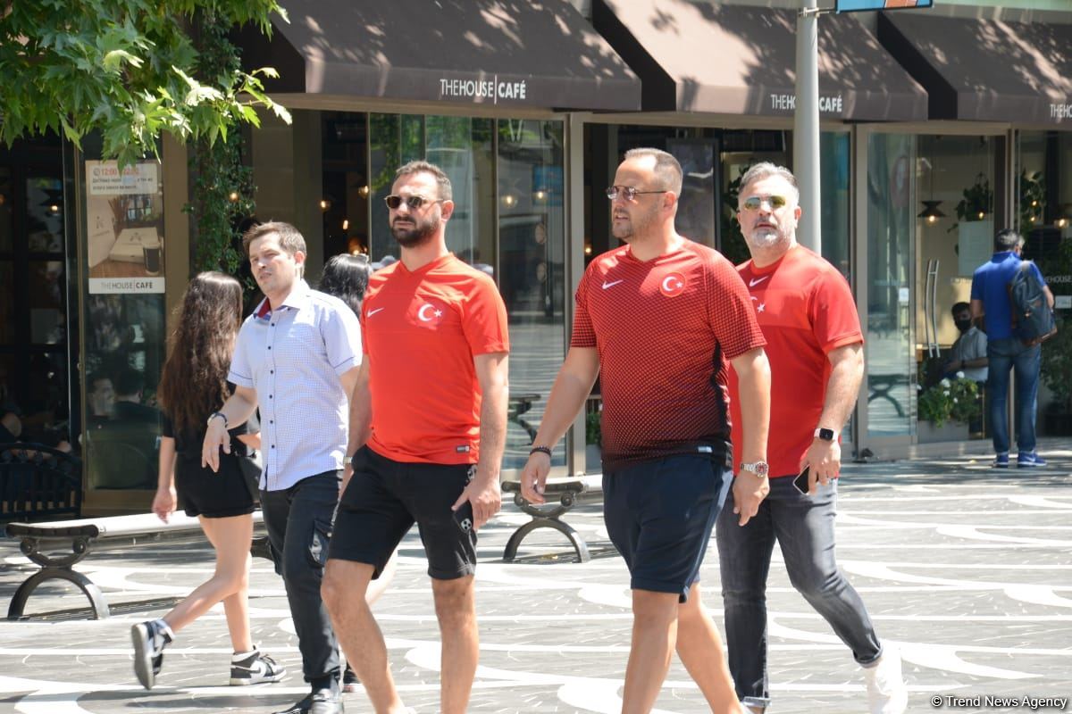 Bakıda azarkeşlər Türkiyənin oyununu gözləyir (FOTOSESSİYA)