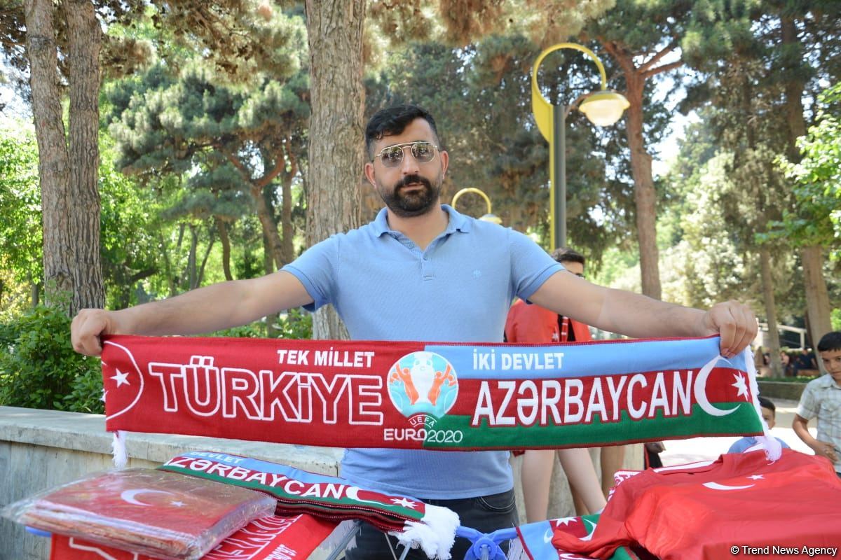 Bakıda azarkeşlər Türkiyənin oyununu gözləyir (FOTOSESSİYA)