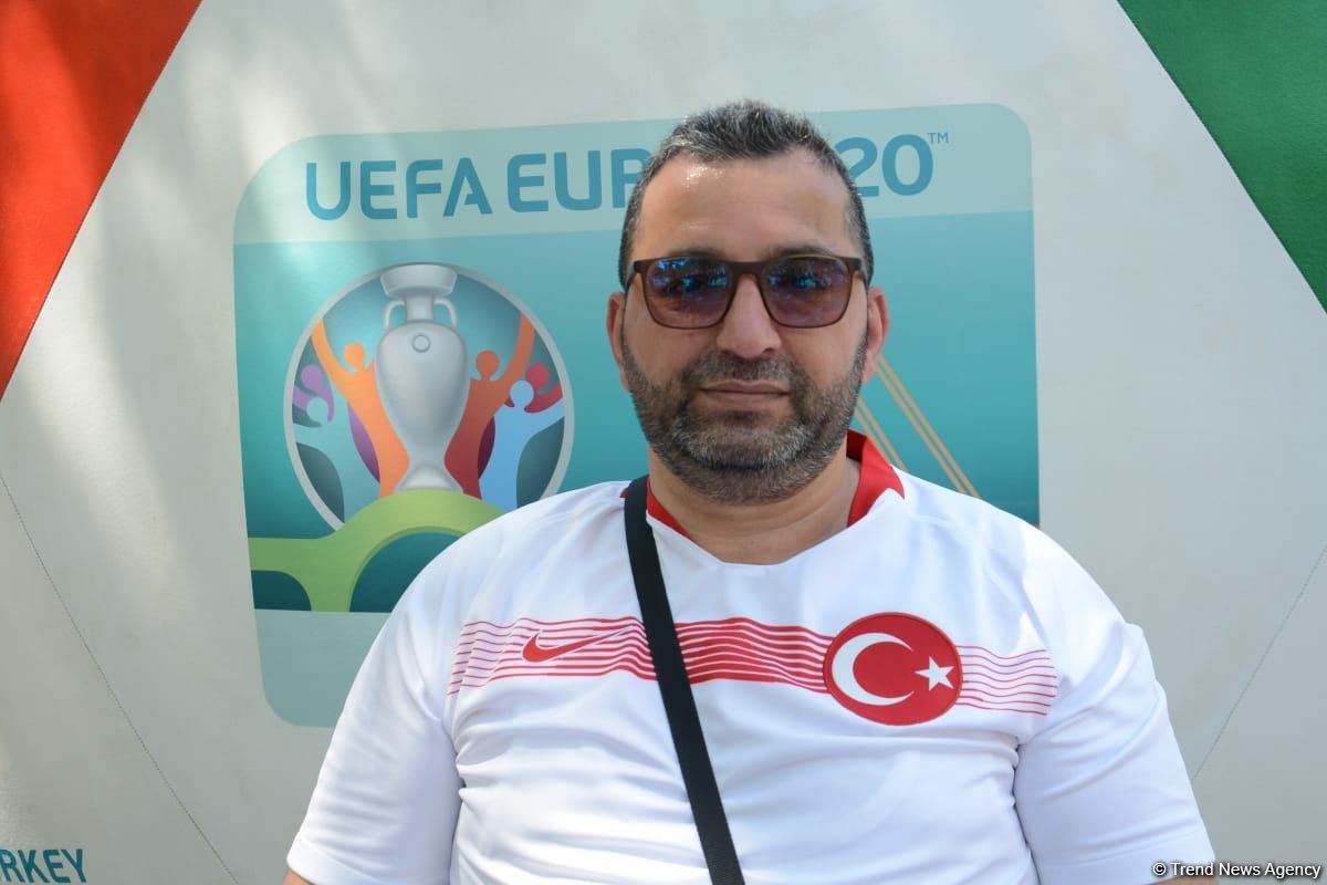 Bakıda azarkeşlər Türkiyənin oyununu gözləyir (FOTOSESSİYA)