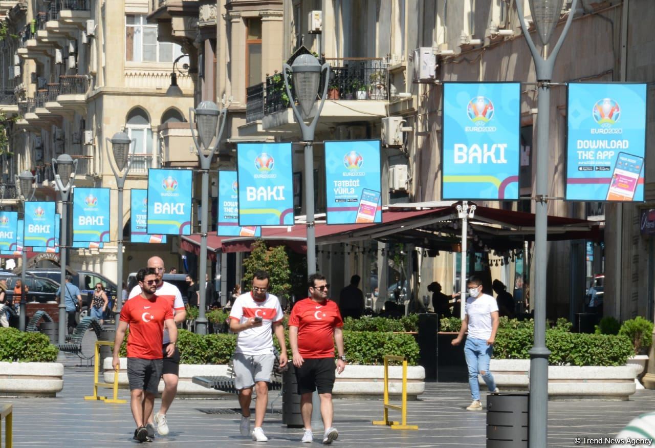 Bakıda azarkeşlər Türkiyənin oyununu gözləyir (FOTOSESSİYA)