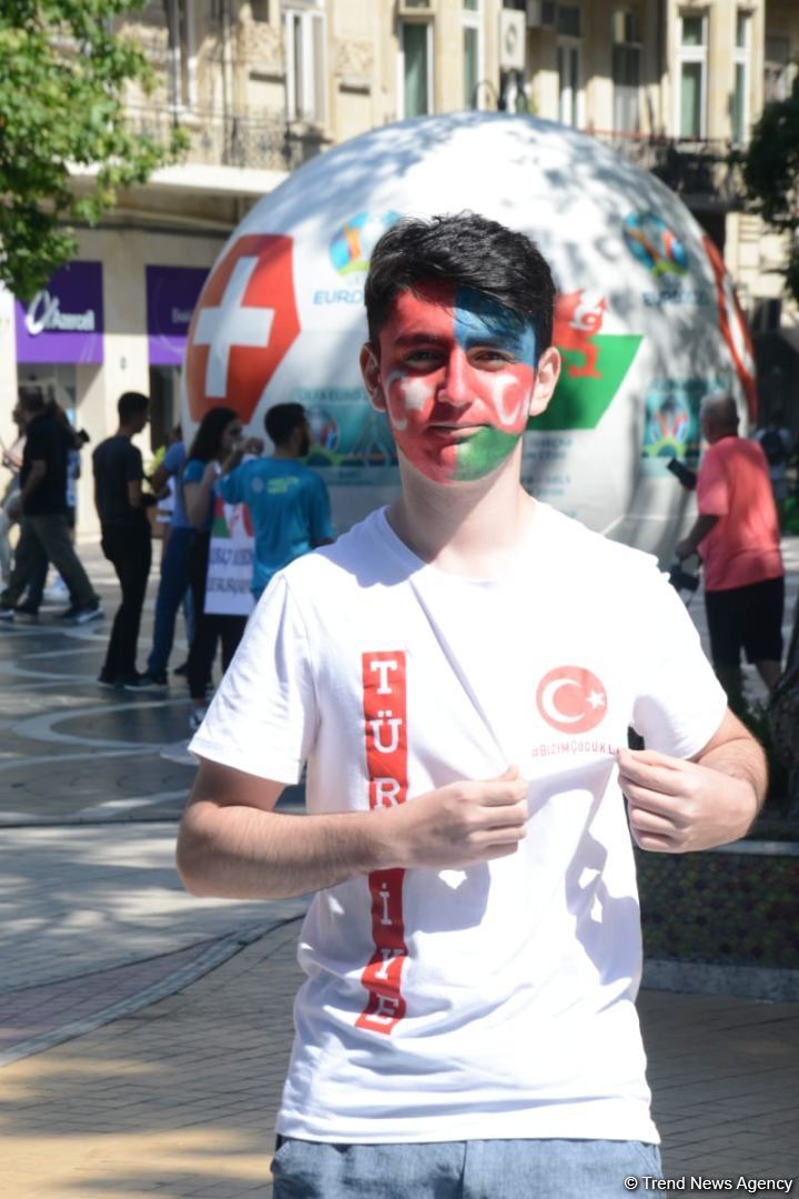 Bakıda azarkeşlər Türkiyənin oyununu gözləyir (FOTOSESSİYA)