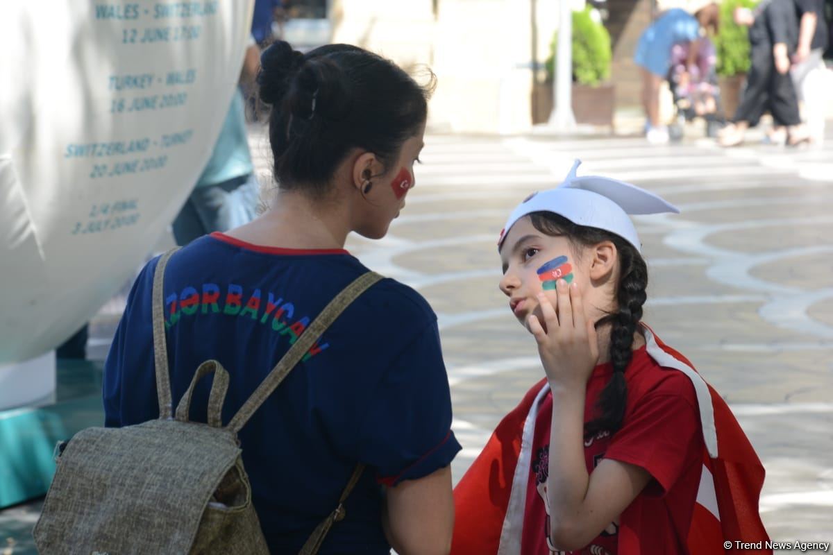 Bakıda azarkeşlər Türkiyənin oyununu gözləyir (FOTOSESSİYA)
