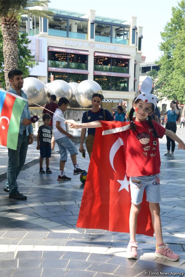 Bakıda azarkeşlər Türkiyənin oyununu gözləyir (FOTOSESSİYA)