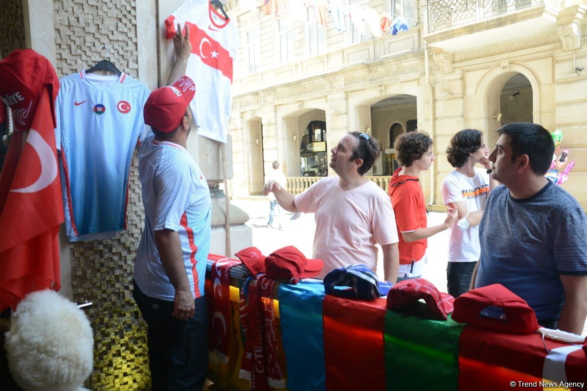 Bakıda azarkeşlər Türkiyənin oyununu gözləyir (FOTOSESSİYA)