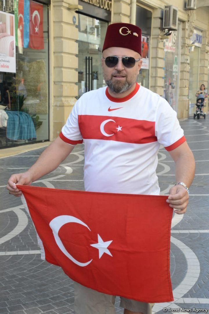 Bakıda azarkeşlər Türkiyənin oyununu gözləyir (FOTOSESSİYA)