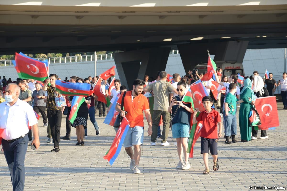 Bakıda azarkeşlər Türkiyənin oyununa yollanırlar (FOTOSESSİYA)