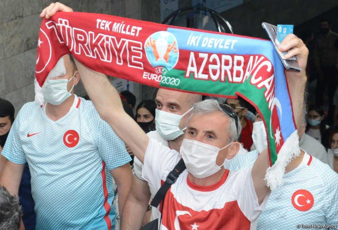 Bakıda azarkeşlər Türkiyənin oyununa yollanırlar (FOTOSESSİYA)