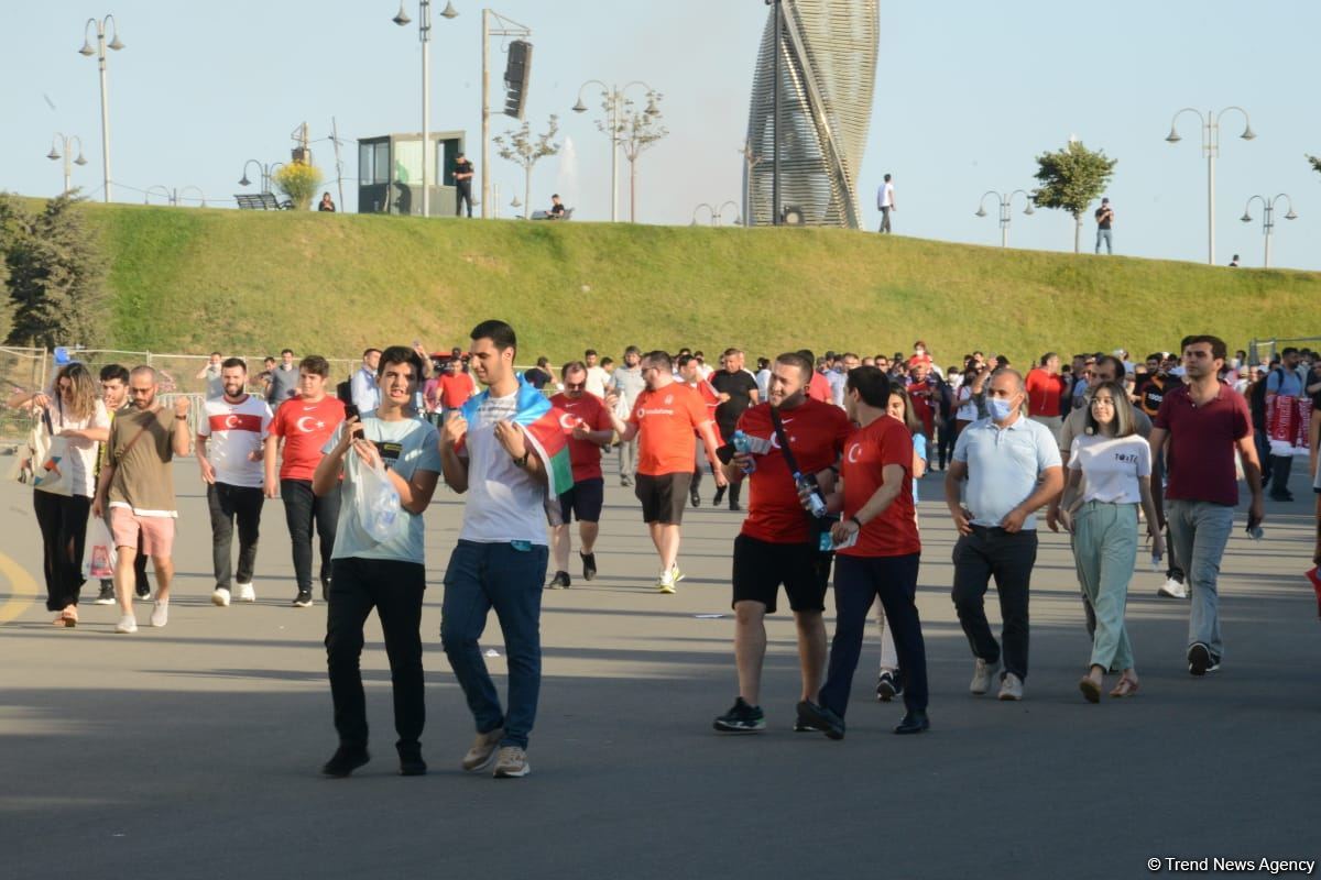 Bakıda azarkeşlər Türkiyənin oyununa yollanırlar (FOTOSESSİYA)