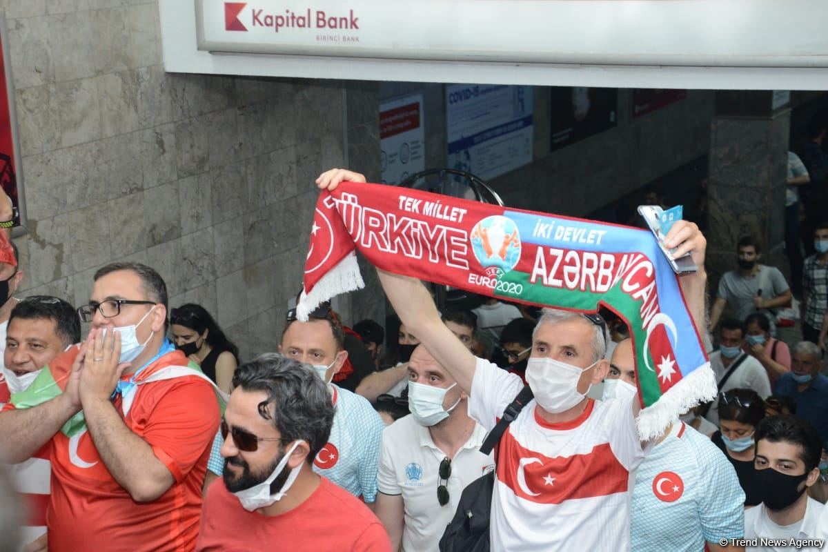 Bakıda azarkeşlər Türkiyənin oyununa yollanırlar (FOTOSESSİYA)