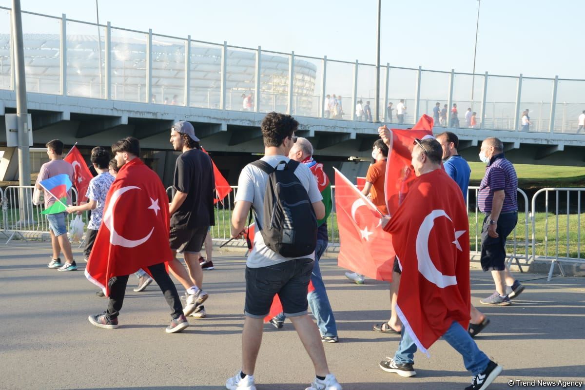 Bakıda azarkeşlər Türkiyənin oyununa yollanırlar (FOTOSESSİYA)