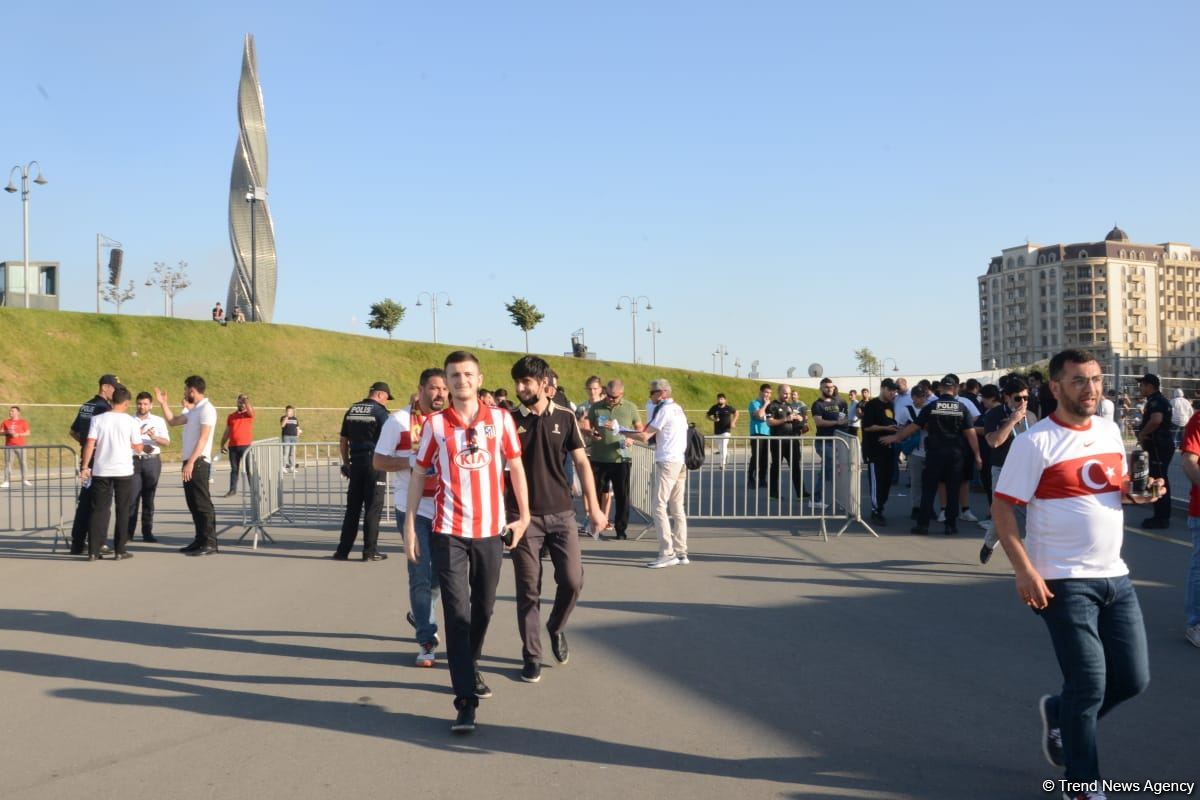 Bakıda azarkeşlər Türkiyənin oyununa yollanırlar (FOTOSESSİYA)