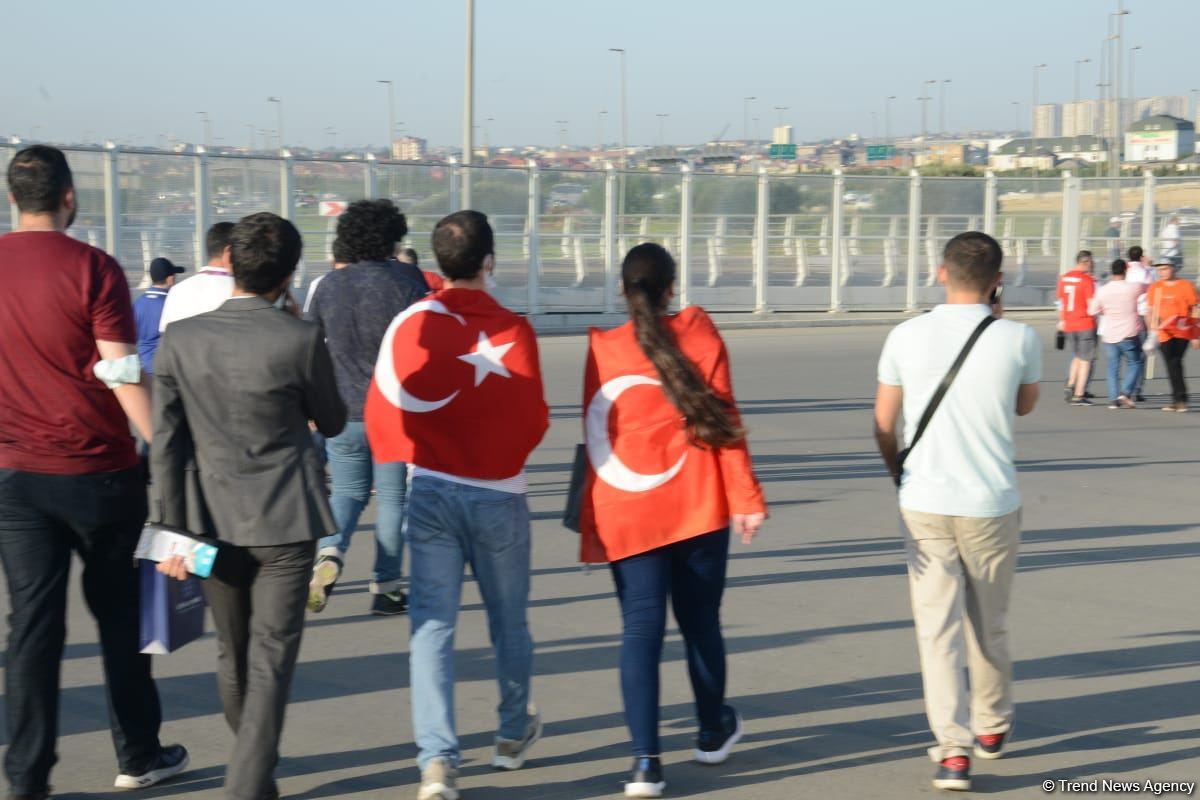 Bakıda azarkeşlər Türkiyənin oyununa yollanırlar (FOTOSESSİYA)