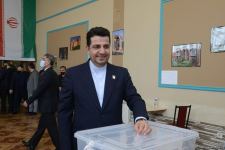 Azərbaycanda yaşayan İran vətəndaşları prezident seçkilərində səs verir (FOTO)