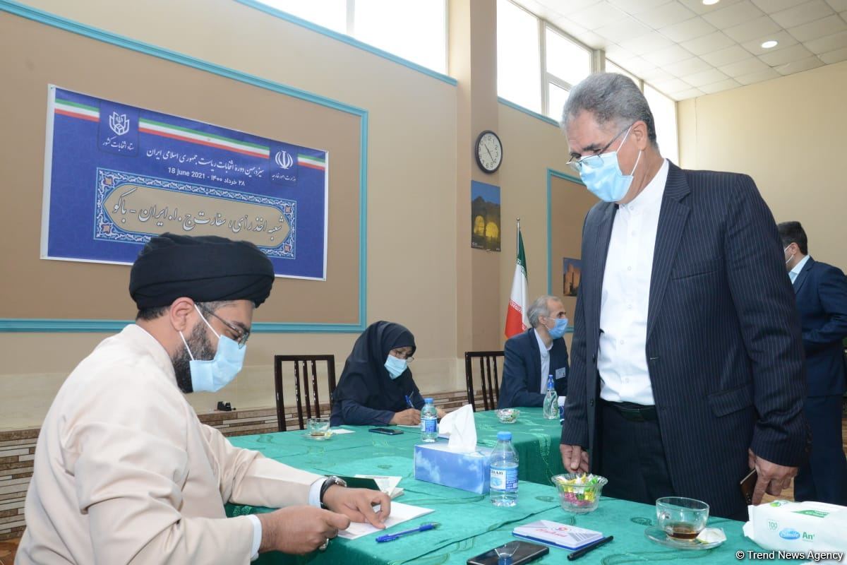 Azərbaycanda yaşayan İran vətəndaşları prezident seçkilərində səs verir (FOTO)