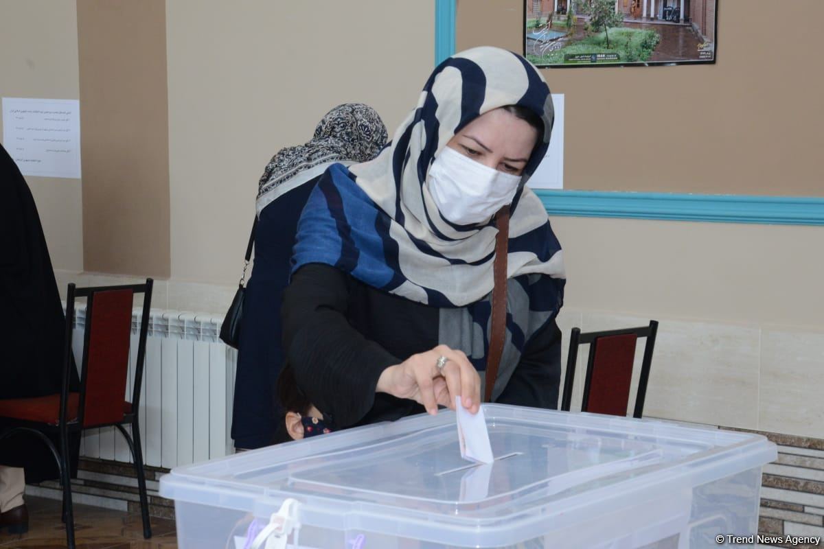 Azərbaycanda yaşayan İran vətəndaşları prezident seçkilərində səs verir (FOTO)