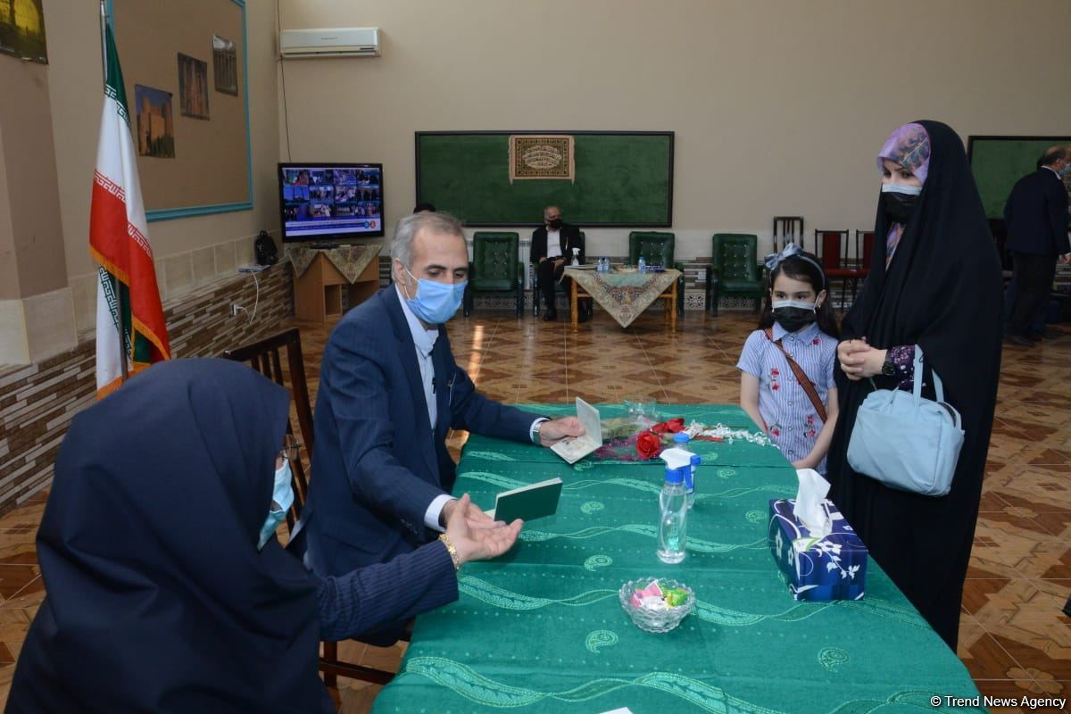 Azərbaycanda yaşayan İran vətəndaşları prezident seçkilərində səs verir (FOTO)