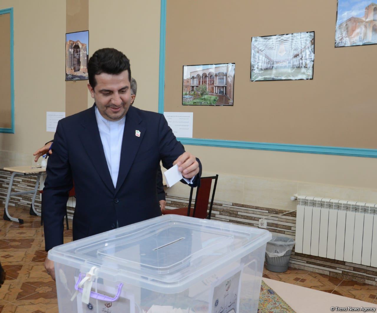 Azərbaycanda yaşayan İran vətəndaşları prezident seçkilərində səs verir (FOTO)