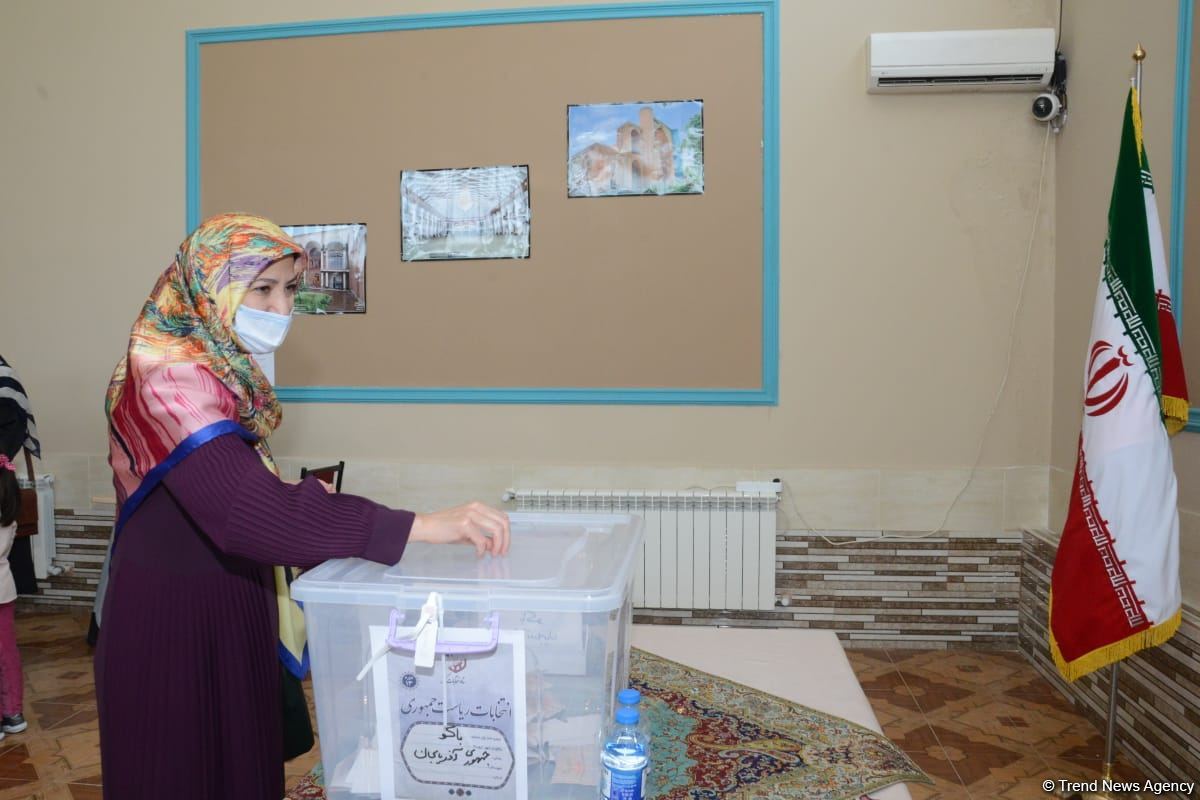 Azərbaycanda yaşayan İran vətəndaşları prezident seçkilərində səs verir (FOTO)