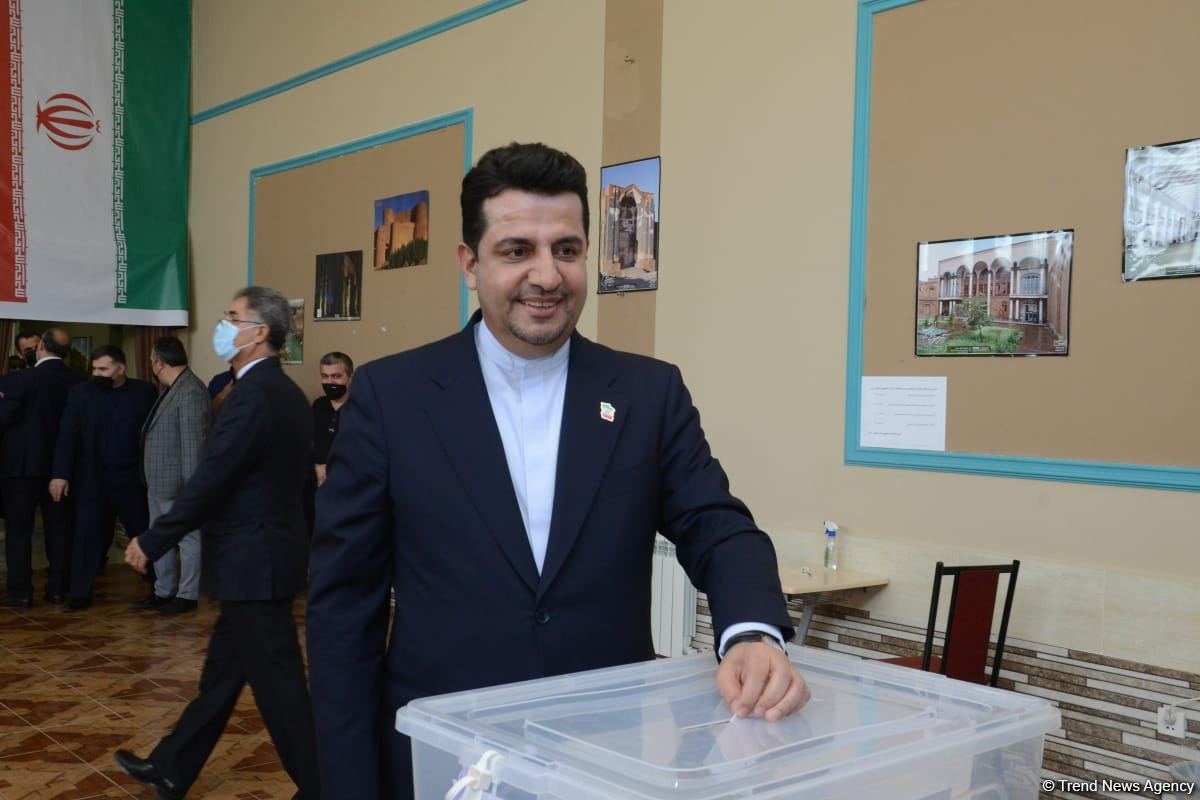 Azərbaycanda yaşayan İran vətəndaşları prezident seçkilərində səs verir (FOTO)